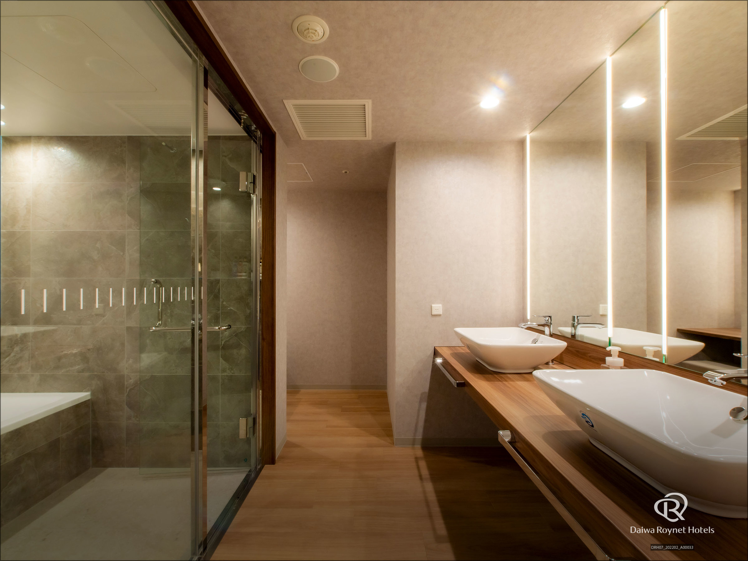 �y�����z�o�X�E�g�C���ʂ̊��S�Z�p���[�g�^�C�v�B�L�X�Ƃ��������ŁA�r��L�΂��Ă�����肨�������������B