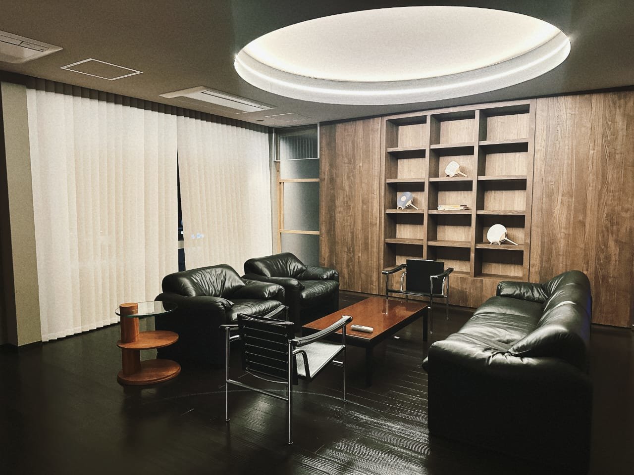 ����}�����Ɩ��A�[������a�������Ȃ�{�v�̃\�t�@�B2�K�ɂ͂����ЂƂ́A�Â��Ȃ郊�r���O