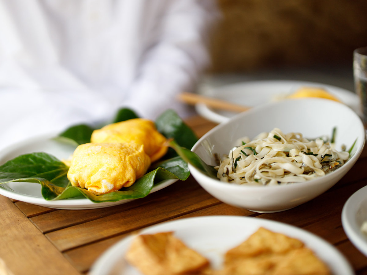 ^̐HނgpāAy݂BLb`ɂ͒AH튮