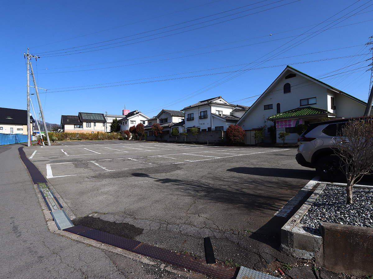 �z�e���̗��ɂ�40��̒��ԏꂪ����܂�