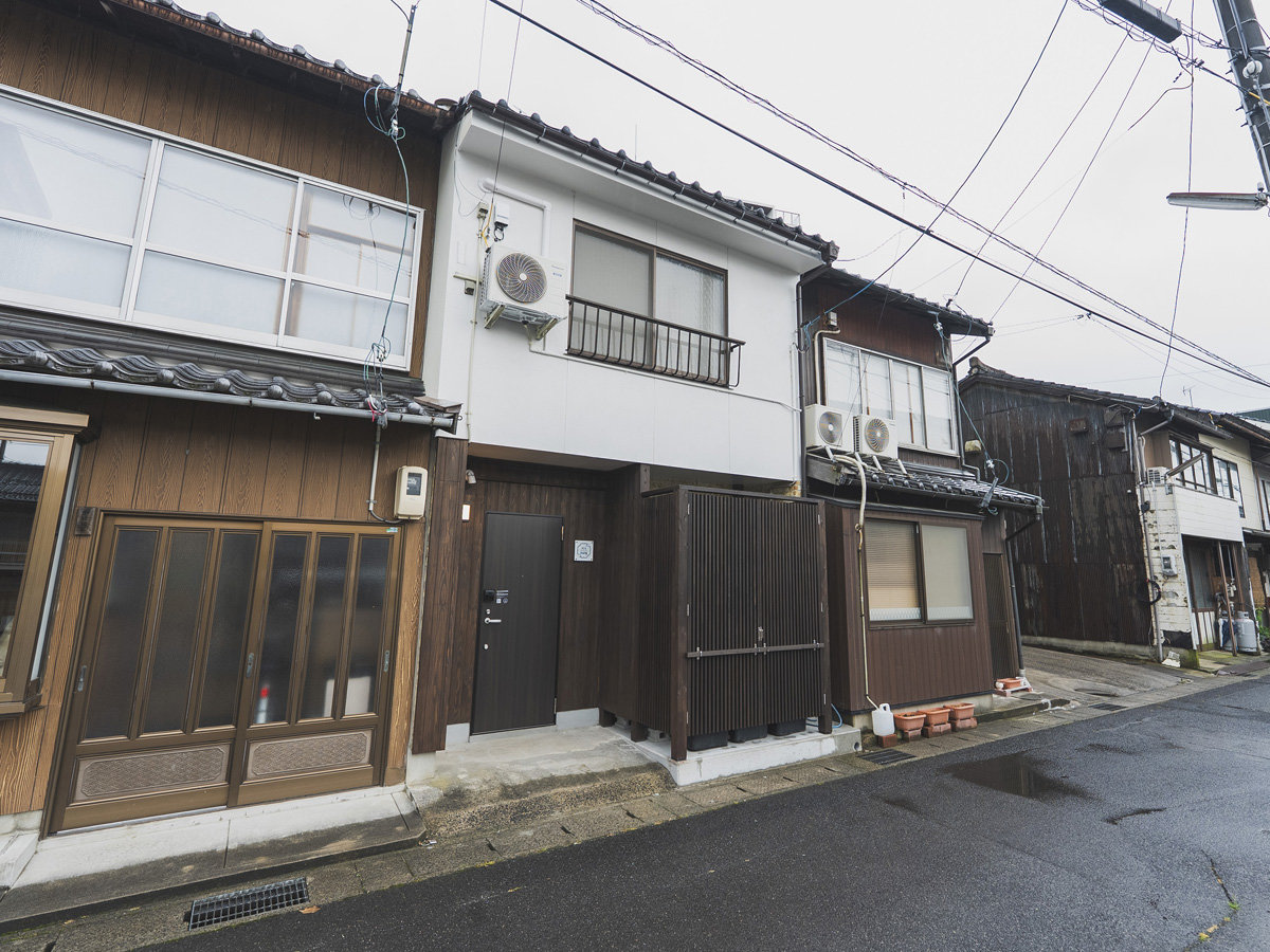 ・【外観】駅近&宍道湖も徒歩圏内。和の雰囲気漂う一棟貸切宿でゆったりとした時間をお過ごしください