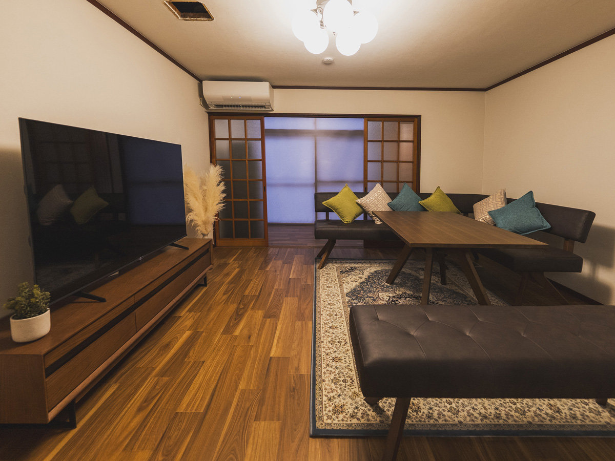 ・【リビング】大型テレビや快適なソファ完備で、家族や友人とお部屋でのんびり過ごせます
