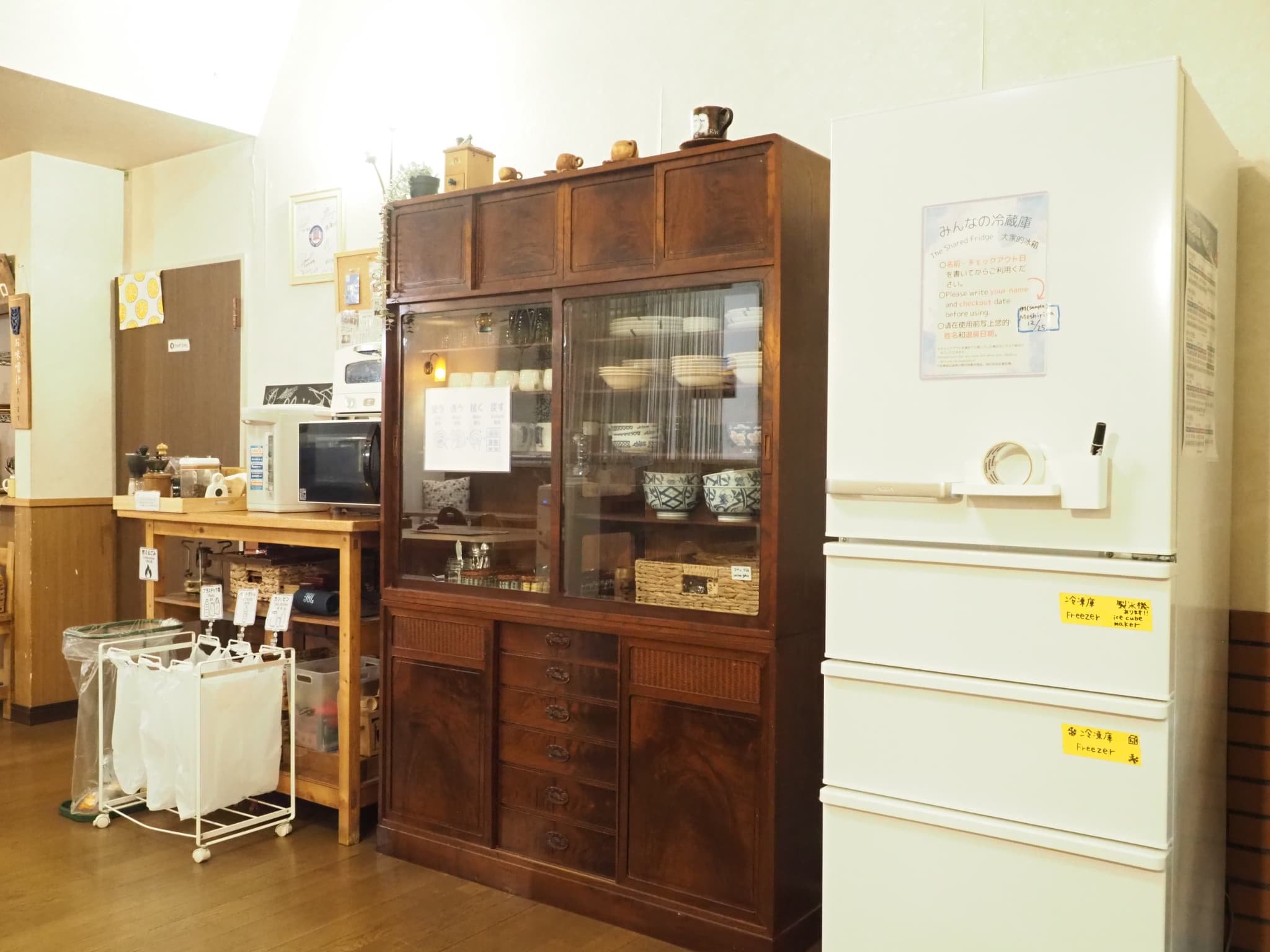 �_�C�j���O���[���ɂ͗①�ɂ�H��A�d�q�����W�Ȃǂ��[��