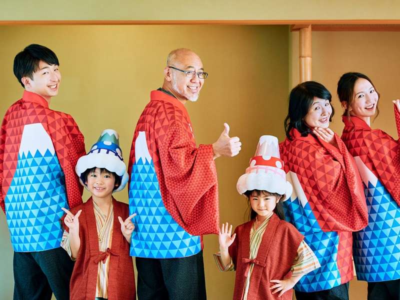 �������̂͂��҂𒅂āA�݂�Ȃł��j��