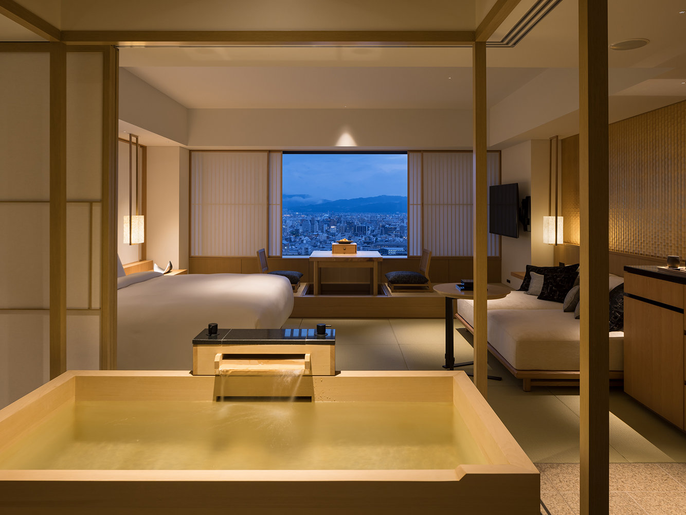 �a���_���ȕ��͋C�Ŋ�����ԋq���Ƀq�o�̖؂̃o�X�^�u����z�u�B���ʂȋq���^�C�v������Ă��܂��B