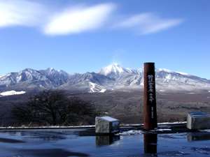 ��ɕ���ꂽ�R�X���A���񂾋�C��ʂ��āA�����Ƃ���悤�ȕ��i�����o���Ă���܂��B