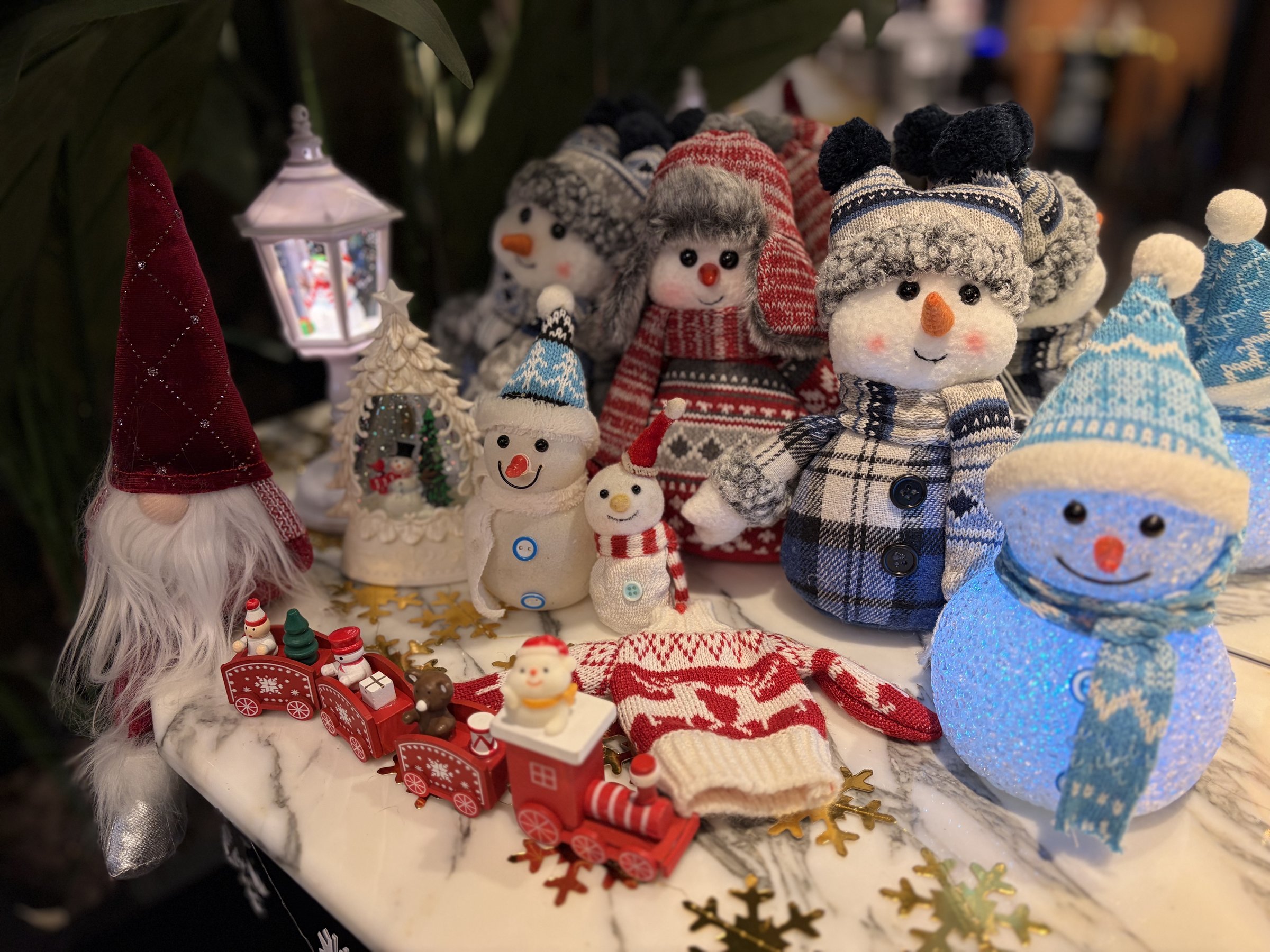 �A�p�z�e���S�X�ł͔N�Ԃ�ʂ��Ċٓ��̑������s���Ă���܂��B���݂͓~���������{���ł������܂��B