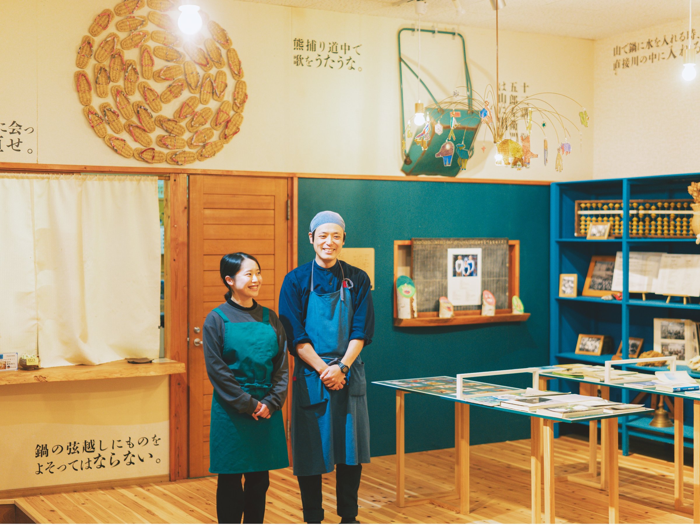 �h�̃��r�[�ɂ͖����{���W�����Ă���܂��B�h�̃X�^�b�t�����}�����܂��B Photo:Kanemoto Rintaro