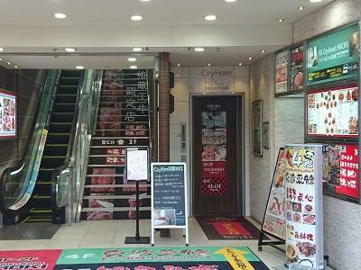 ���ʓ�����͂i�q���c�w�������[�^���[�ɖʂ��Ă���܂��B�h���L�z�[�e���񍶗ׂł��B