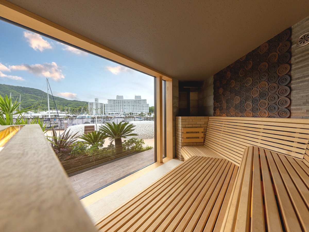 �yHARBOR�fs SAUNA�z�Z���t���E������W���O�W�[�A�v�[���͉j���鐅���C�Ƃ��Ė����߂�B 