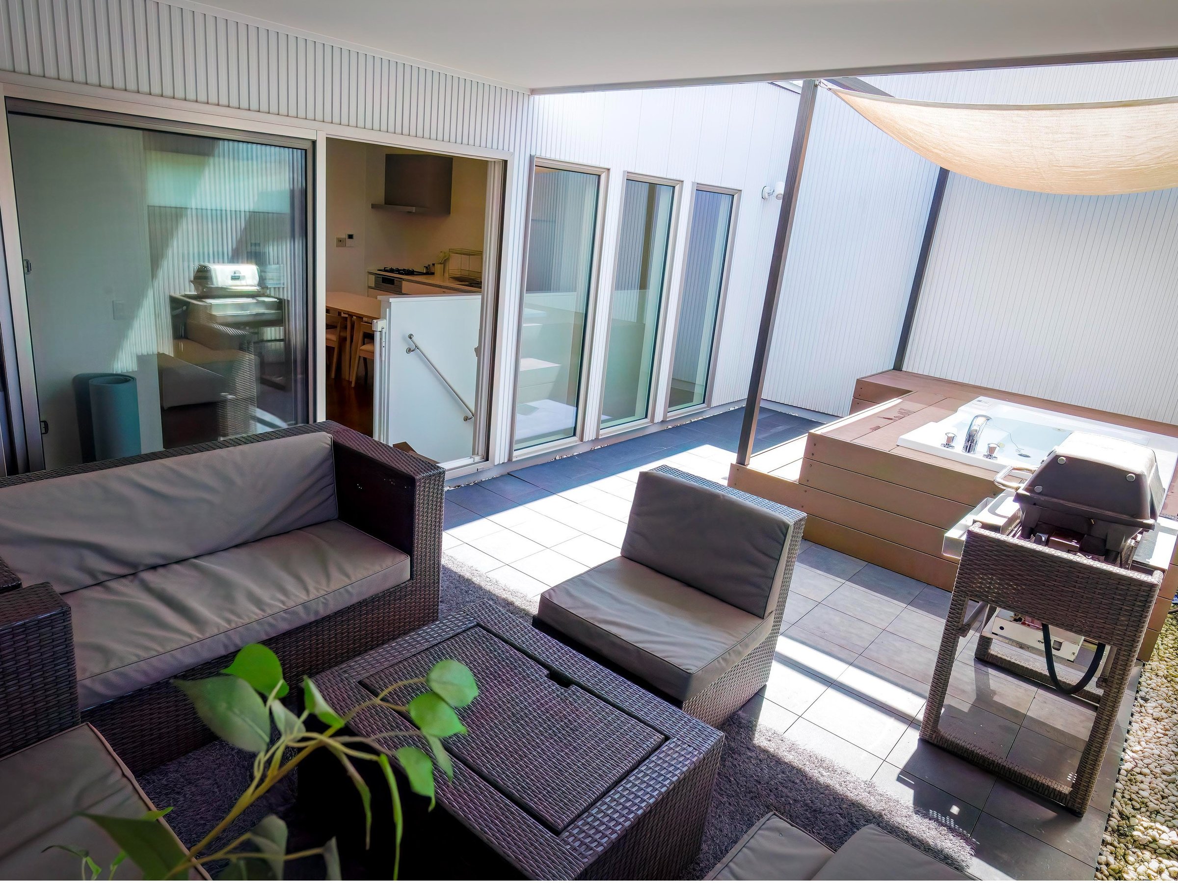 �o���R�j�[�ł͘I�V�W���O�W�[���C�ɁA�J�ł����v�ȉ����t���o�[�x�L���[�X�y�[�X�ŁA���������H�ނɐ��