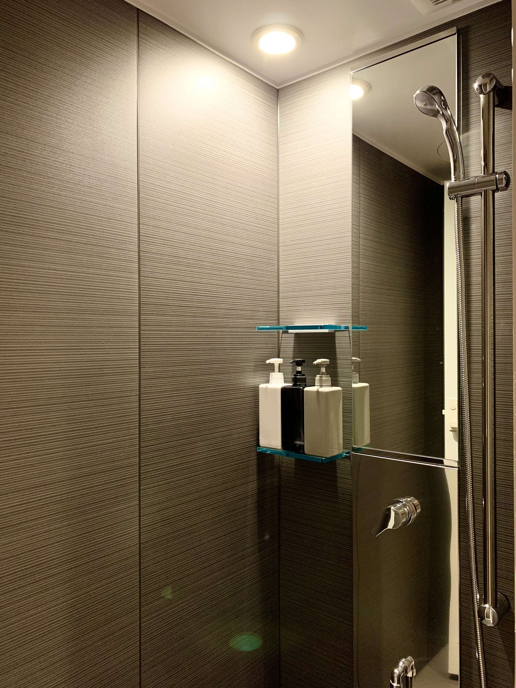 �V�����[���[���ɂ̓~���u����ݒu���Ă���܂��B