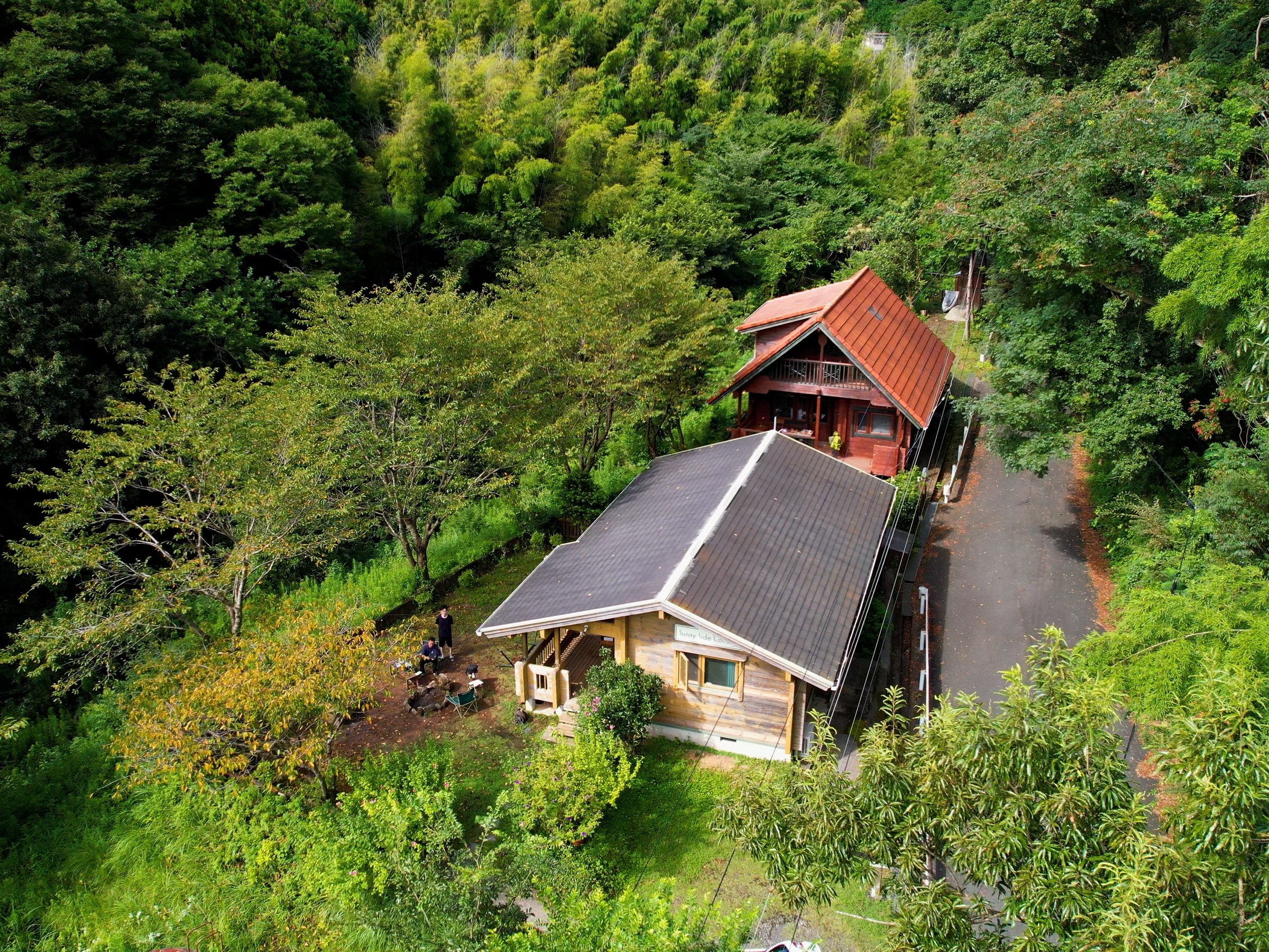 1��2������B�Â��ȐX�̒��Ƀ|�c���Ƃ���A���R�̉���������������R�e�[�W�B