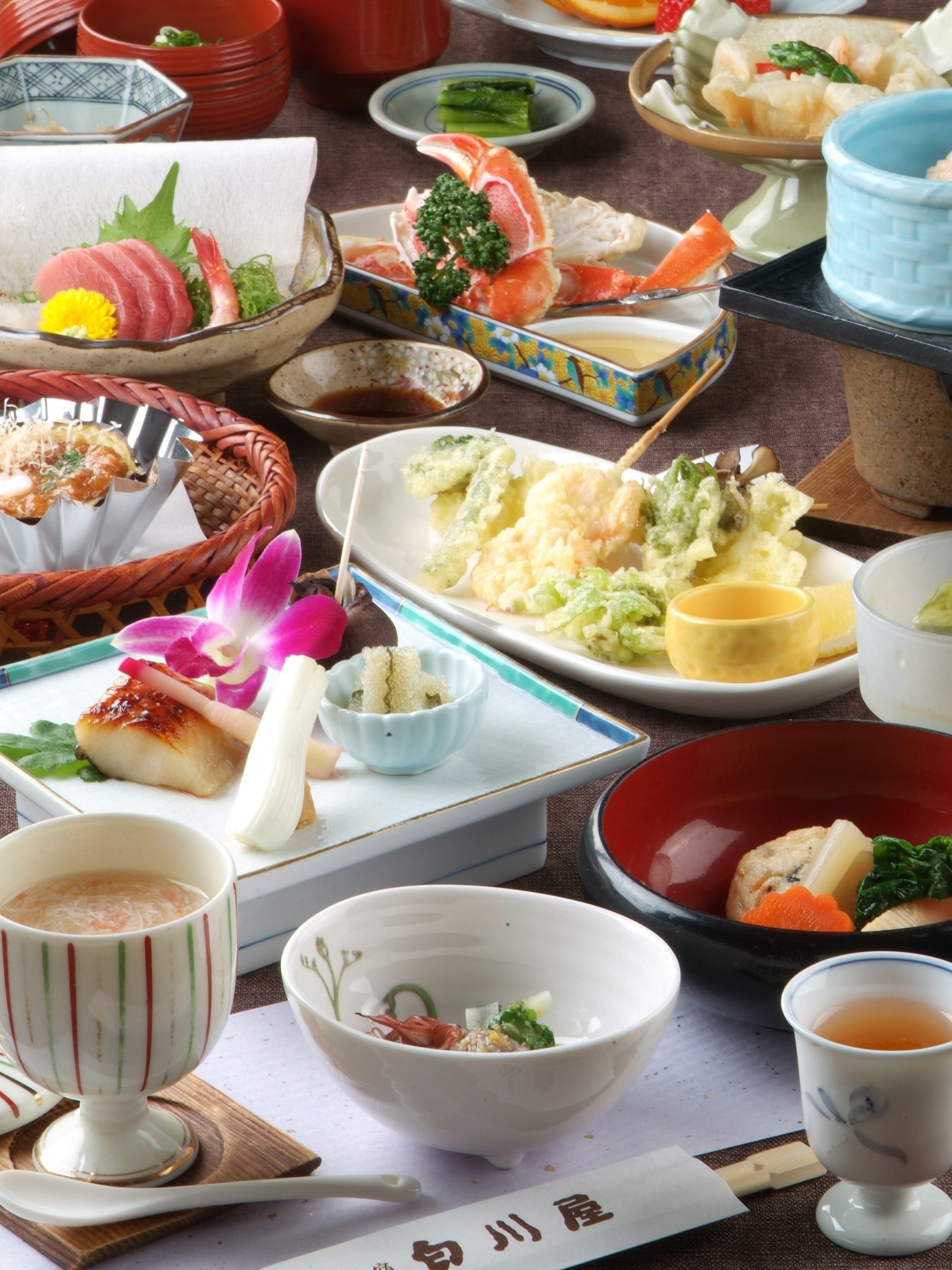 �[�H�C���[�W�@�\�����̎R���̌b�݂Ɠ��{�C�̏{���𒆐S�ɁA�{�̑f�ނ�����������ȗ���