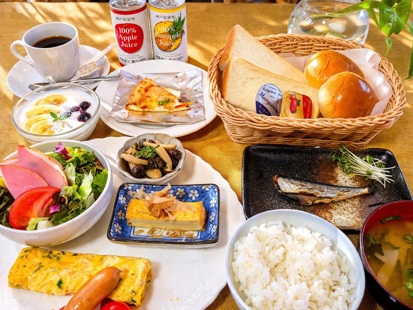 �ɐ��u���̐H�ނ��g�p���A���N�Ɉӎ��������H��񋟂��Ă��܂��B���e�͓��ւ��ŕς��܂��B