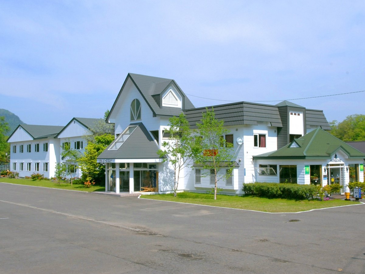 *HOTEL PARKWAY�ւ悤�����􌹐򂩂������̓V�R����Ǝ��Ɨ{�B�̖����₪�����I