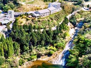 �w�����̑�x�̏�Ɉʒu���铖�ق́A�L���Ȏ��R�Ɉ͂܂ꂽ�ꏊ�ɂ���܂��B