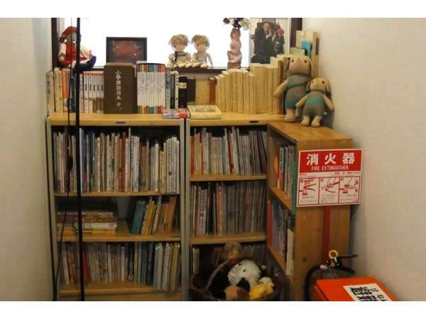 �Q�K�̃R�[�i�[�ɂ͊G�{�������Ă��܂��B�Â��G�{�������l�̕��ɂ͉����������I�I