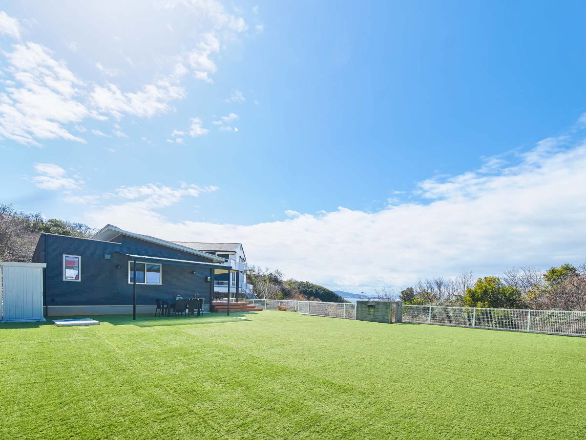 ����F�S�̂ɐl�H�ł��~����Ă���A�傫�ȃh�b�O�����Ƃ��đ喞���̃X�y�[�X���m�ۂ���Ă��܂��B