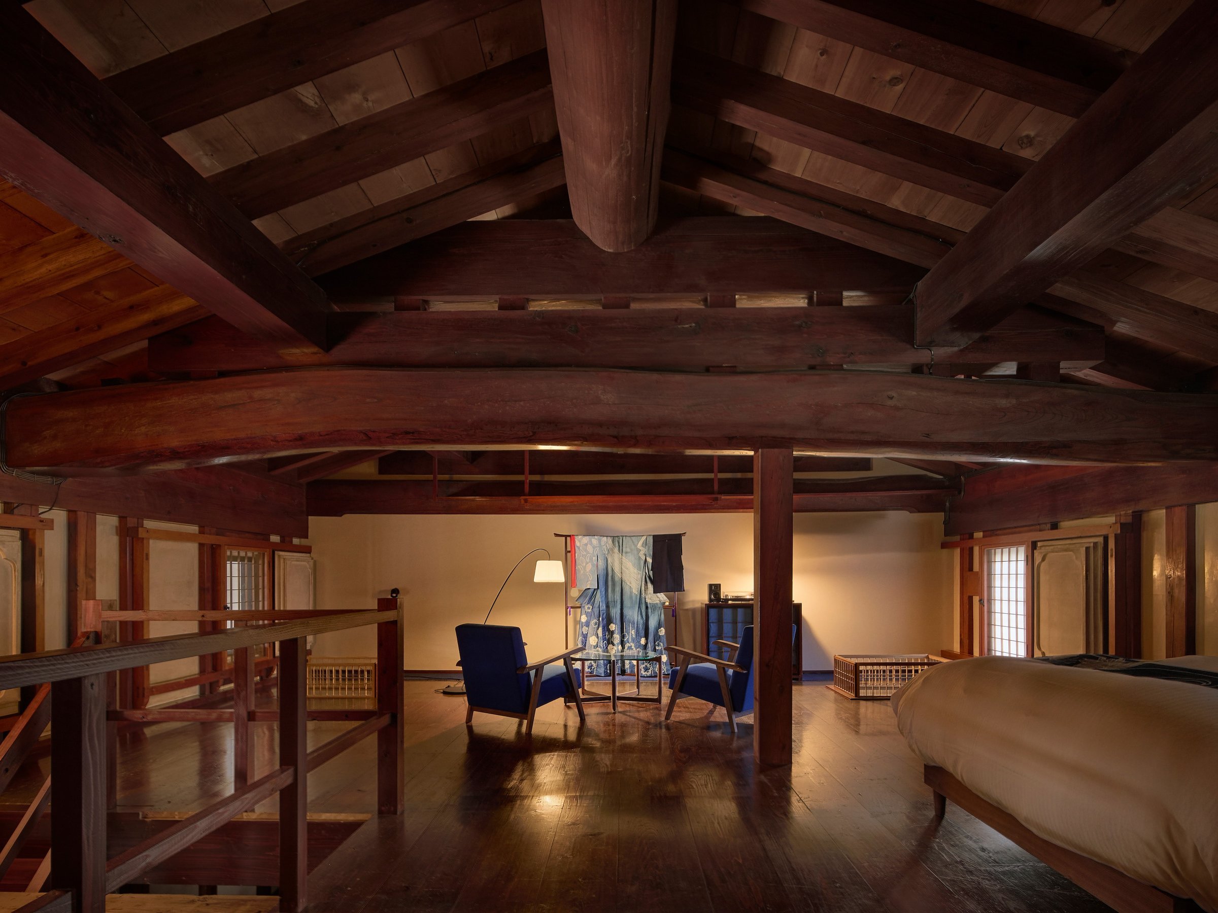 Suite with Aizome�b���̃_�C�i�~�b�N�ȗ���Ղ�2F�x�b�h���[���ɖ~�x�ߑ�����ʓW���������]�l�b�g���[��