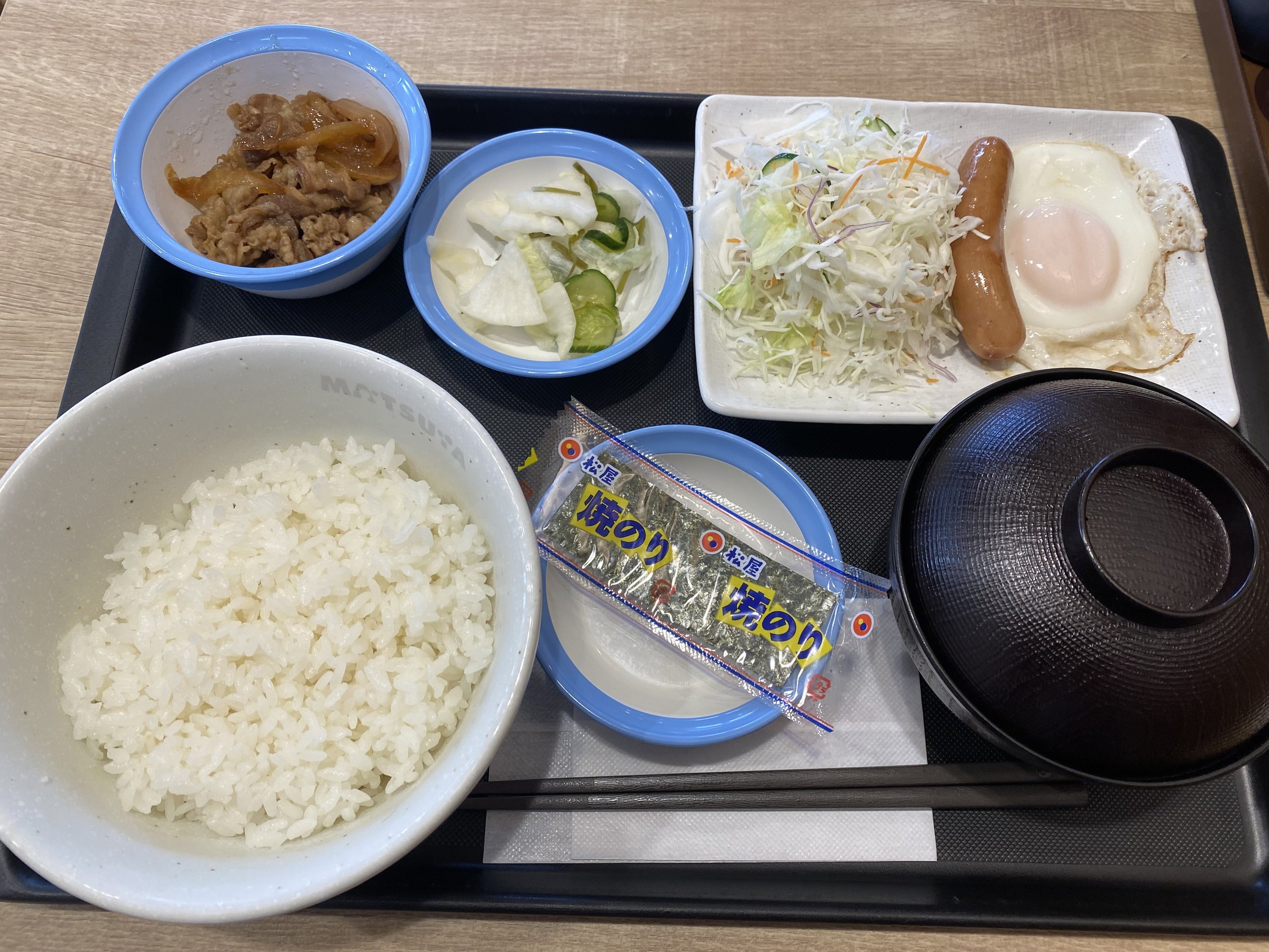 こちらはソーセージエッグ定食・選んだ小鉢は牛皿