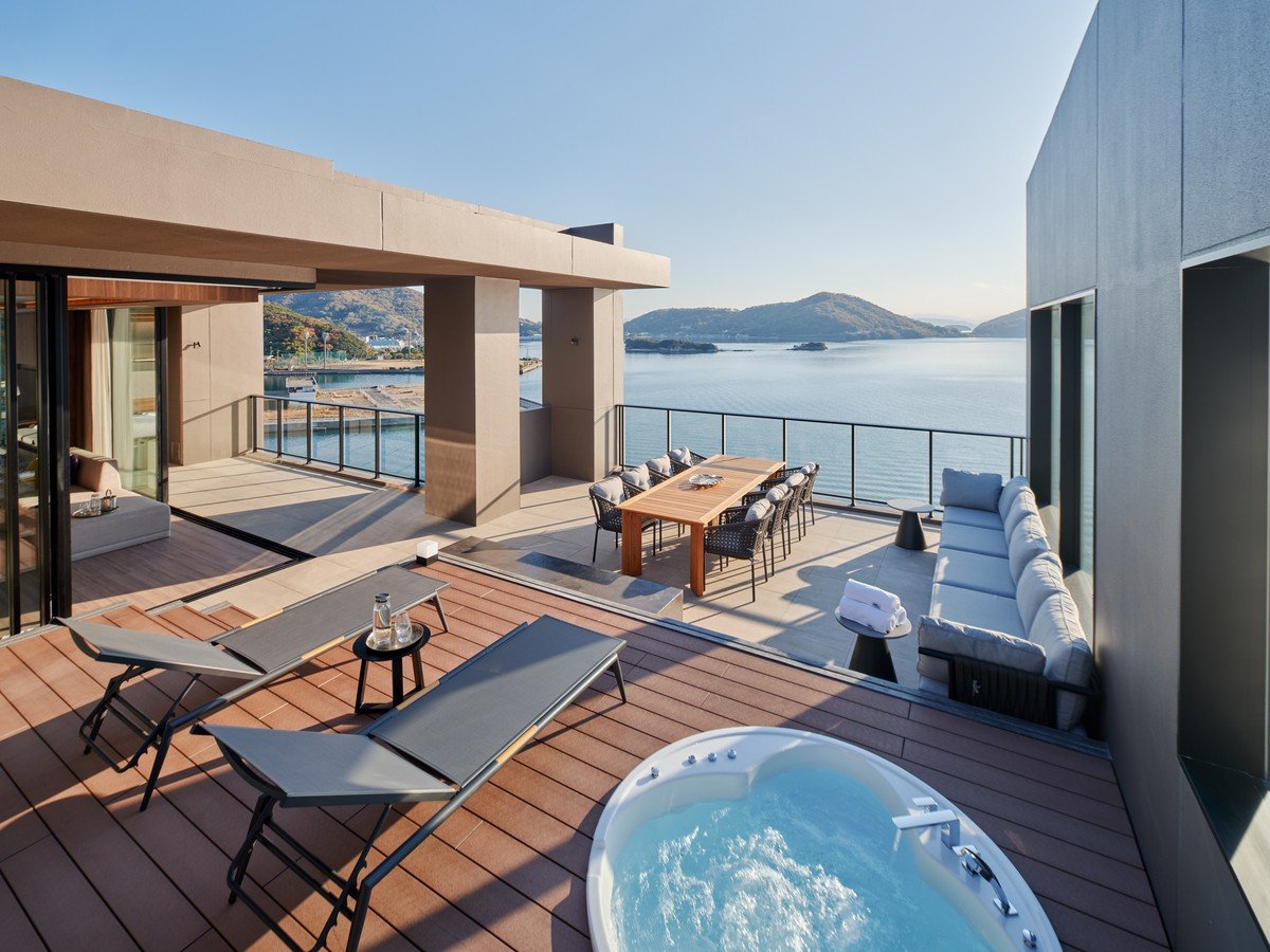 �y���g�n�E�X�I�[�V�����r���[�iWEST���j