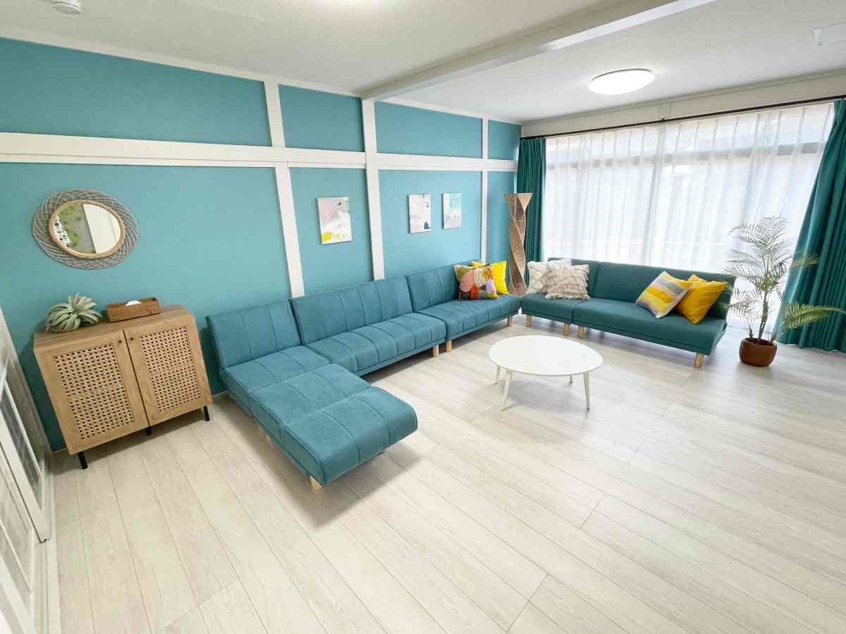 �E�y���[��1�z�\�t�@�[�x�b�h�͎g���p�r�ɍ��킹�ĕό`���݁B���Ԃ͑�l���Ŋ����X�y�[�X��