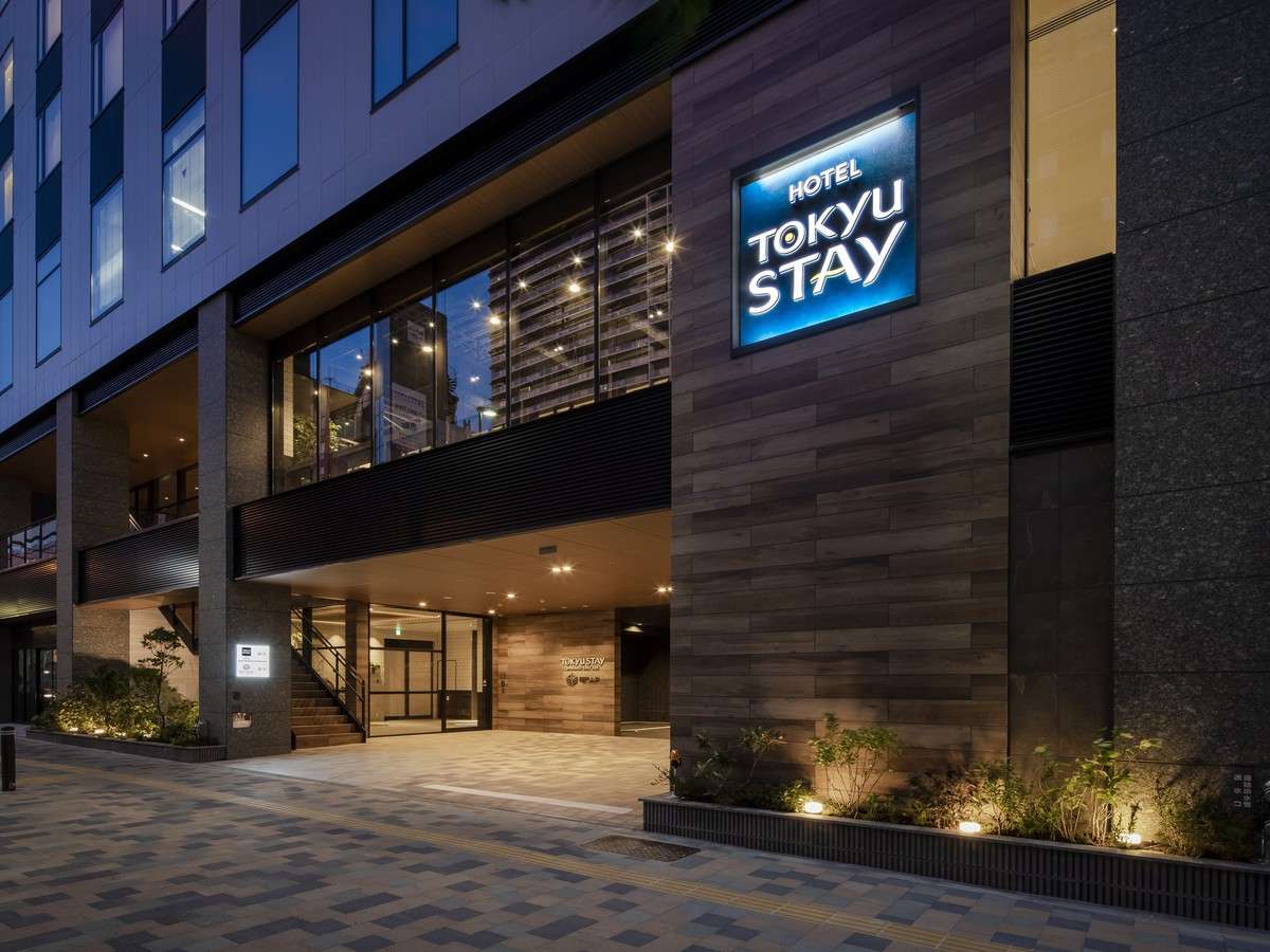 zeOρb@EdqWIƂ̋qƏ[ݔŁA炷悤ɔ܂ze