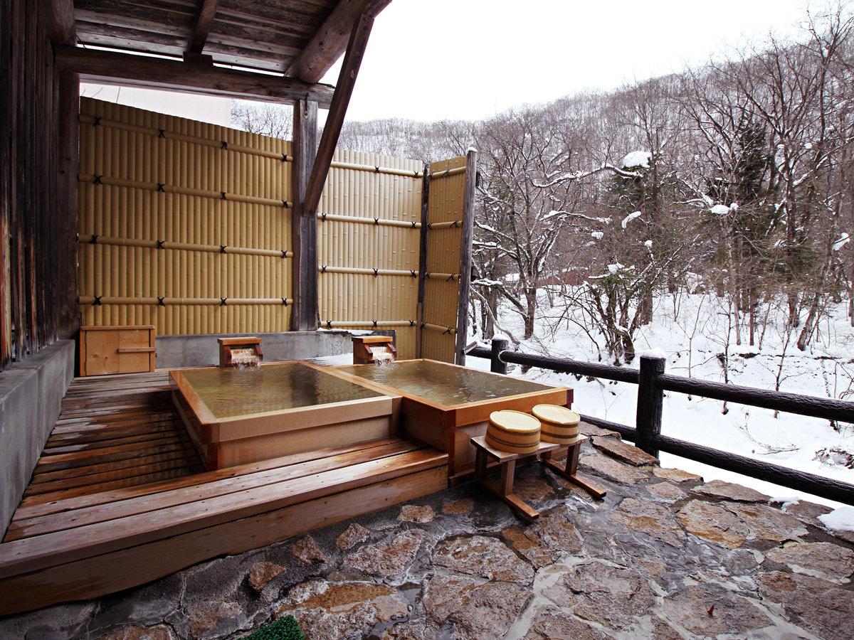 �Ђ���Ƃ�����C�̒���i�F�𒭂߂Ȃ���y���މ���͊i�ʂł���