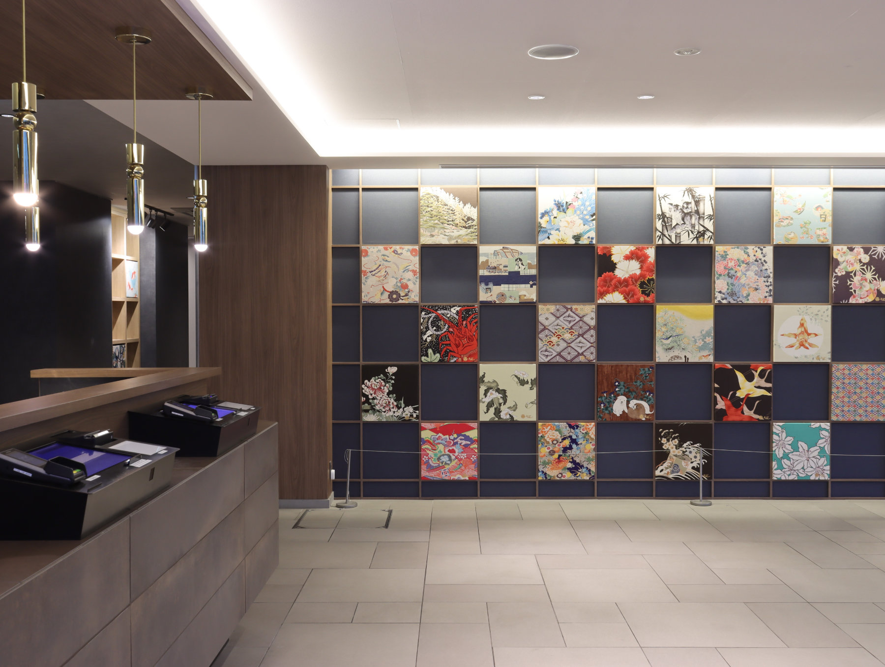 �t�����g�ɂ͋��s�̓`���H�|�ł��鋞�F�T�̃p�l���A�[�g��ݒu���Ă��܂��B