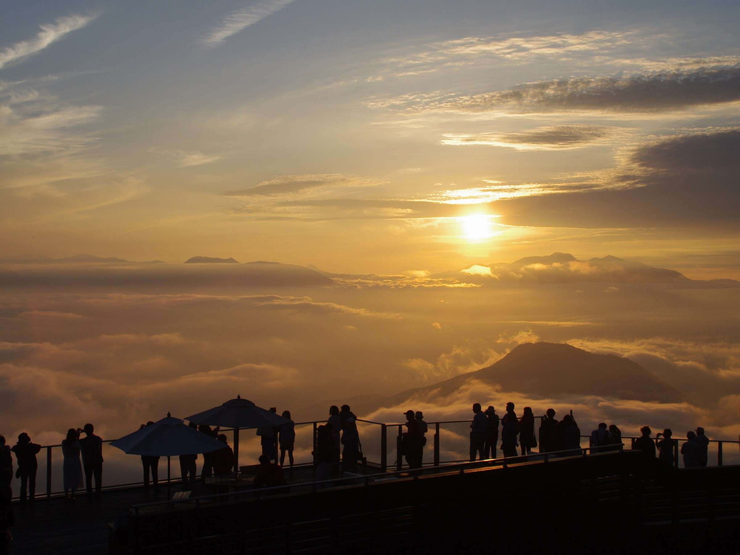 �\���e���X�_�C�W��1,770���B���E�ő勉166�l���̃��[�v�E�F�C�ɏ���ĉ_�̏�ɁB