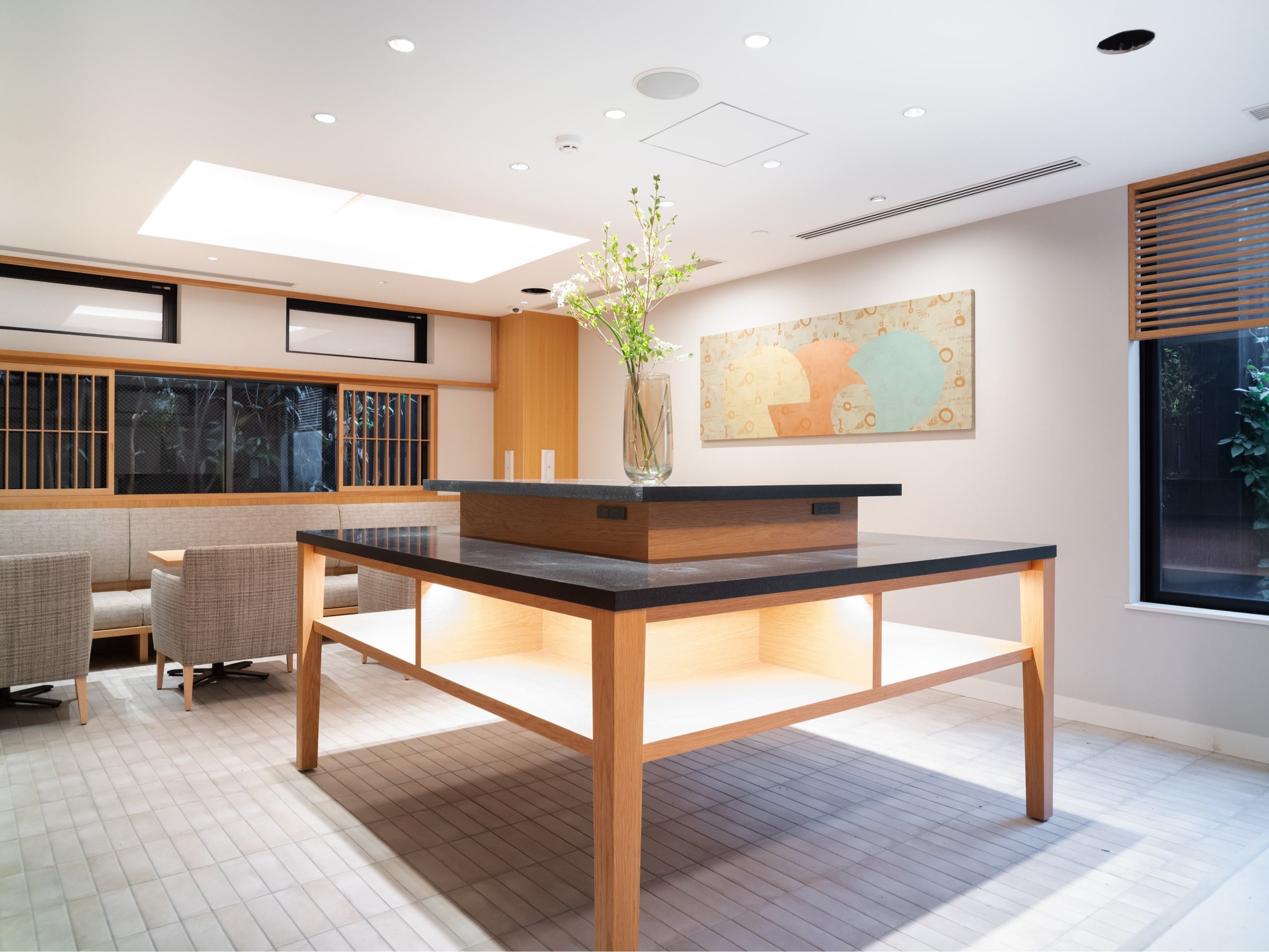 ���E���W