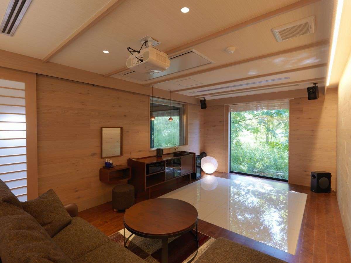 ���X�p���r���O�t�c�C�����[���^�傫�ȃ\�t�@�Ŋ�����X�p���r���O�B�ׂ̕����ɂ͉�������p�Ӂi�q�����j