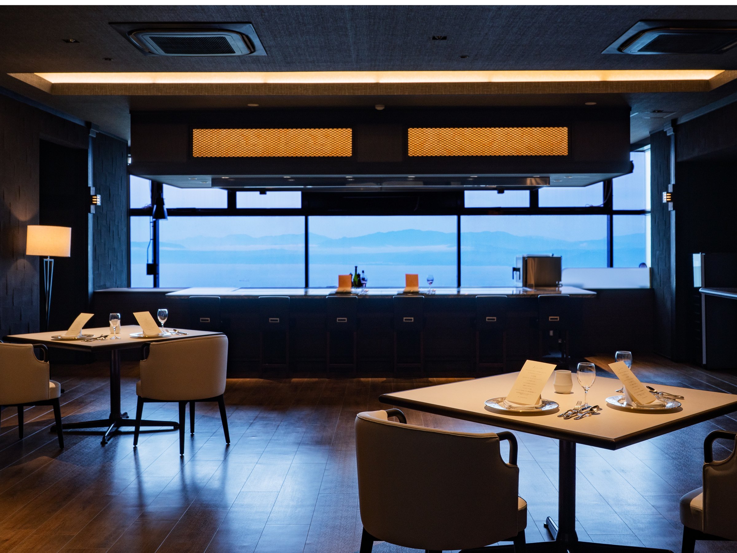 �u�Ȃ���𓔂��v���R���Z�v�g�ɁA�������̖L���ȐH�ނƃV�F�t�̊�����Z���������B�ꖳ��̔��H�̌�