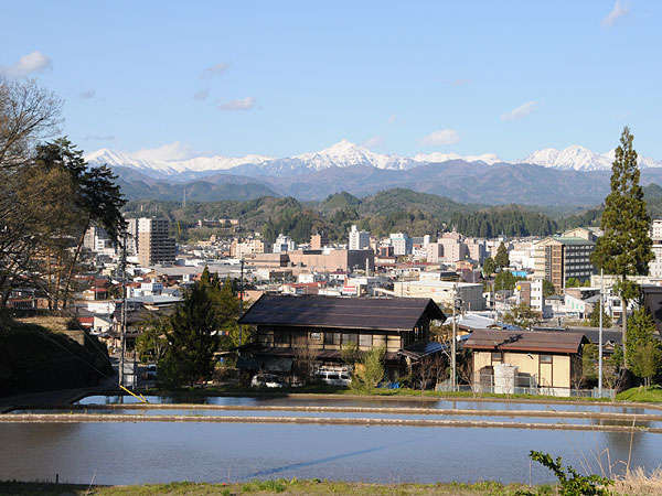 cڂƊXƖkAvXƍQXgnEXBA rice field, a town, north-Alps and Sakura-guest-house.