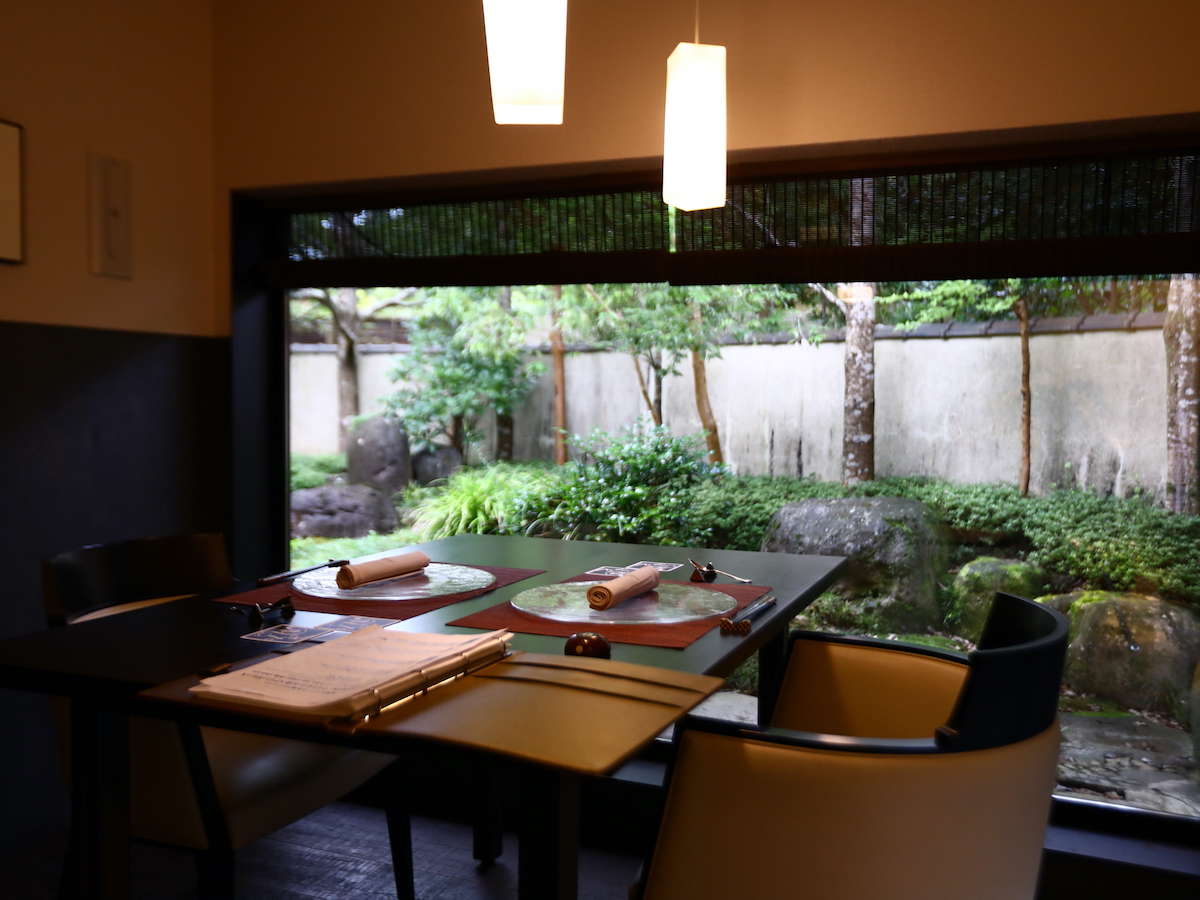 ���H����