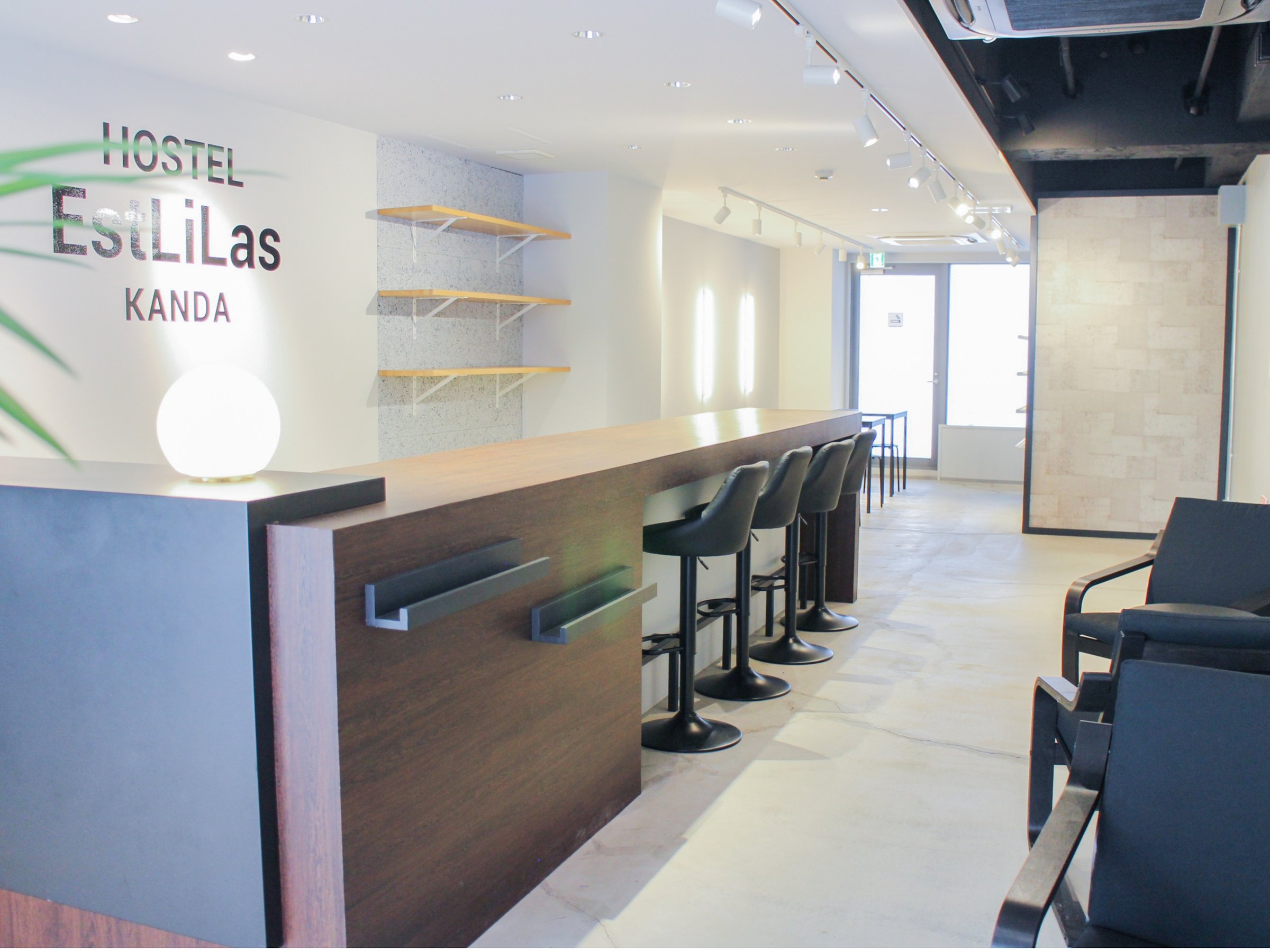 ���E���W