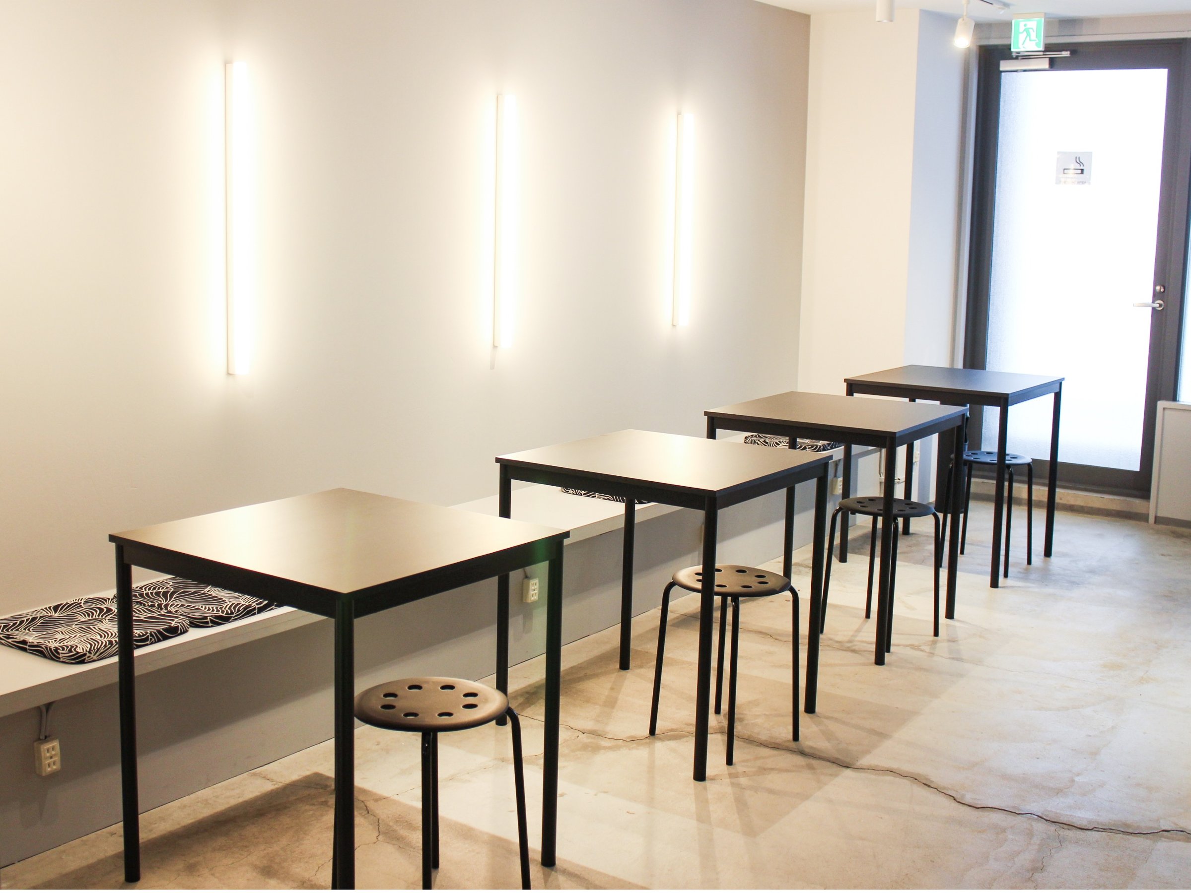 ���E���W