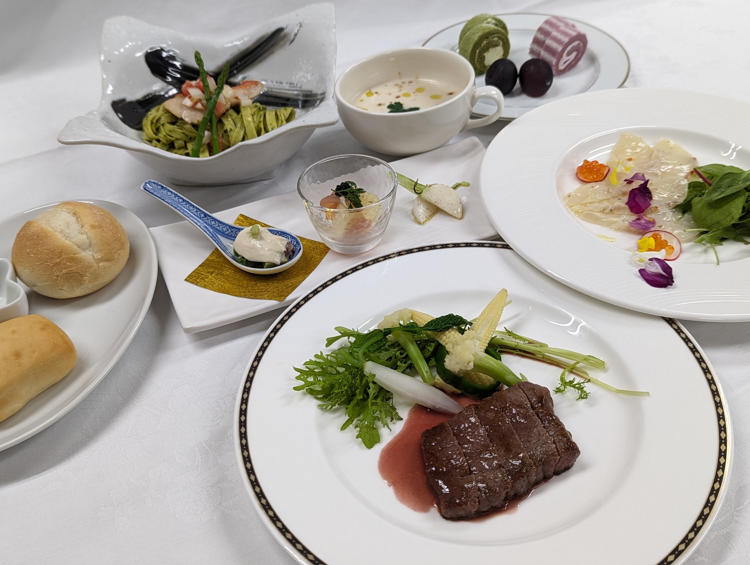 �V�F�t�ɂ��n���Y�̐H�ނ����������t�����`�t���R�[�X���Ƃ��Ƃ����\��������