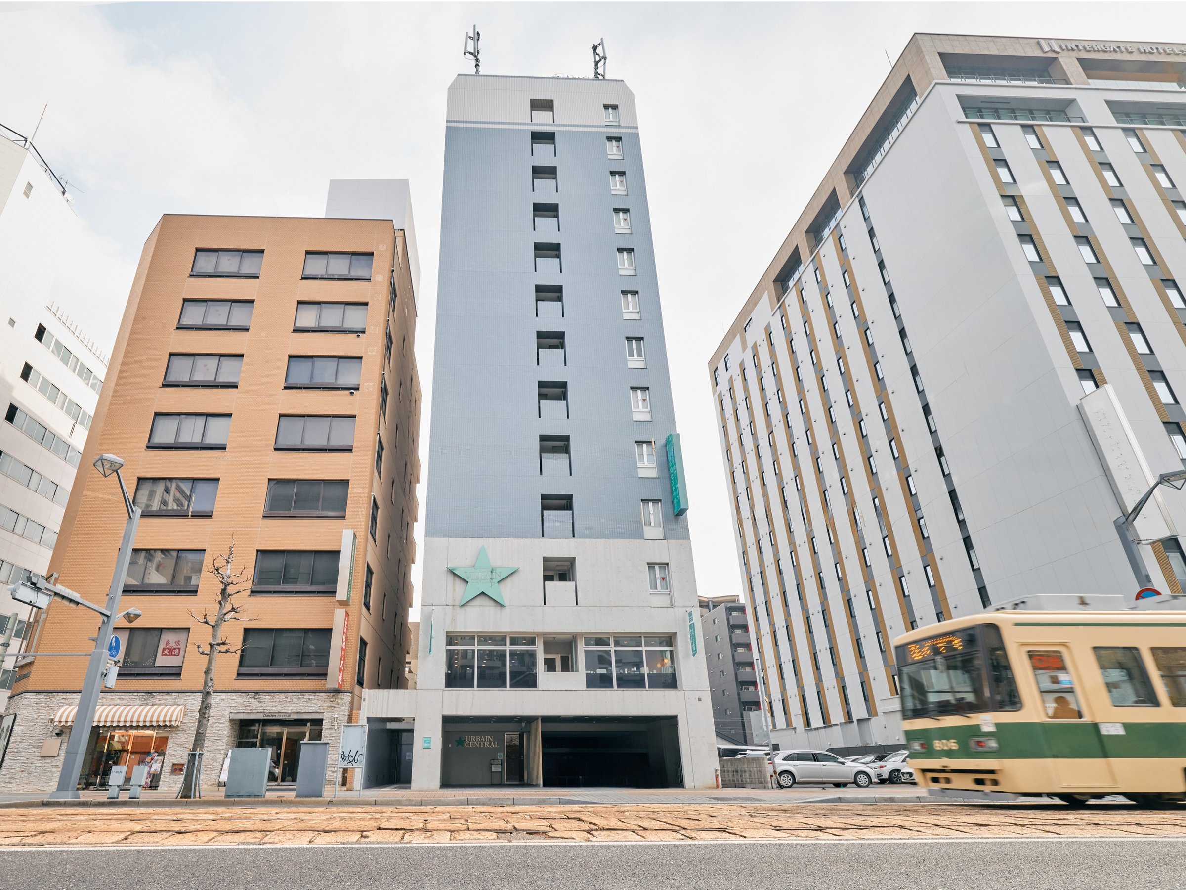 �A�[�o�C���L���Z���g�����͘H�ʓd�Ԃ̒ʂ艈���ɂ������܂��B