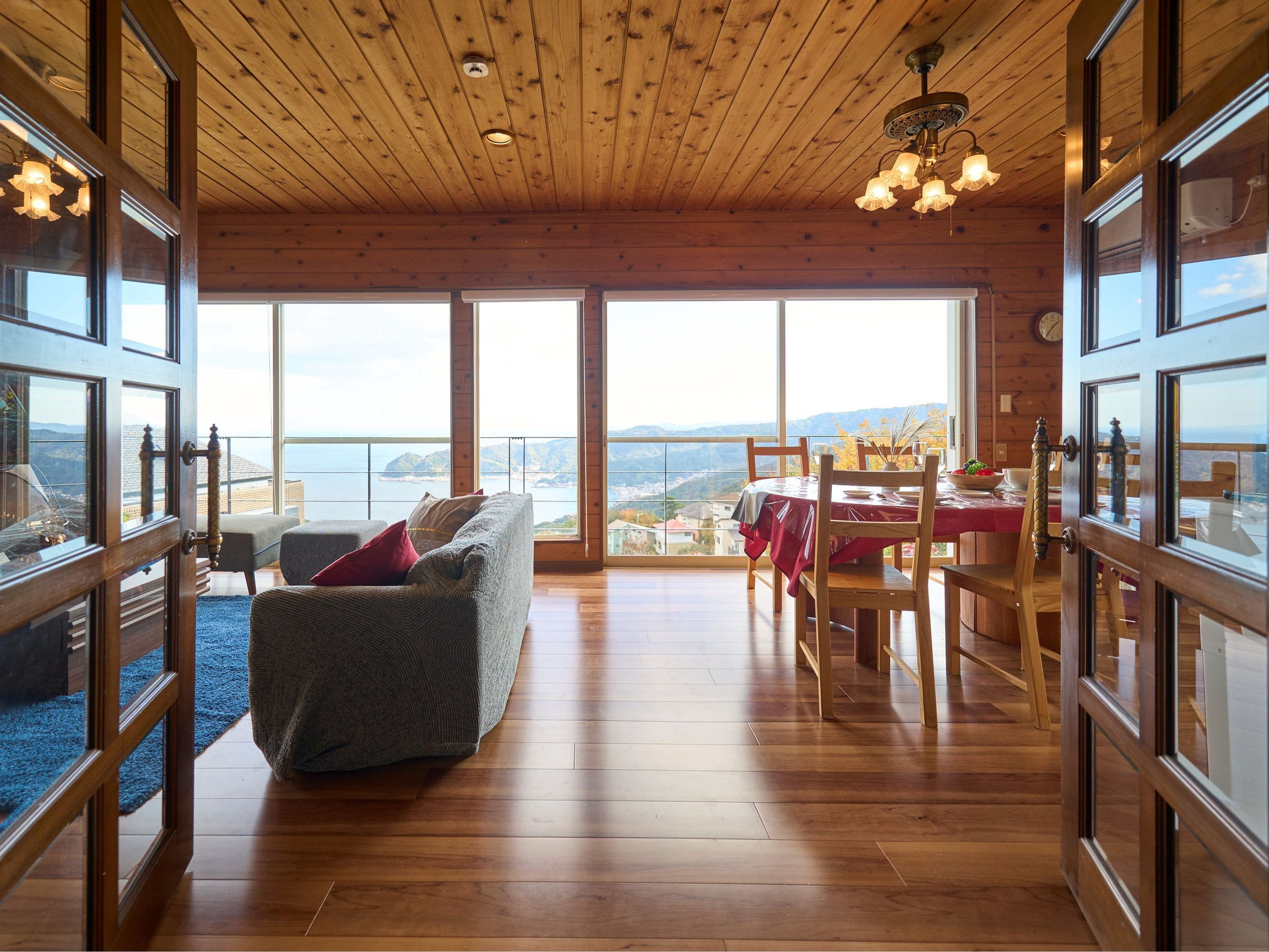 �y���r���O�z�����J����ƍL����I�[�V�����r���[�B���R�����������݁A�S�n�悢�J�����ɕ�܂�܂��B