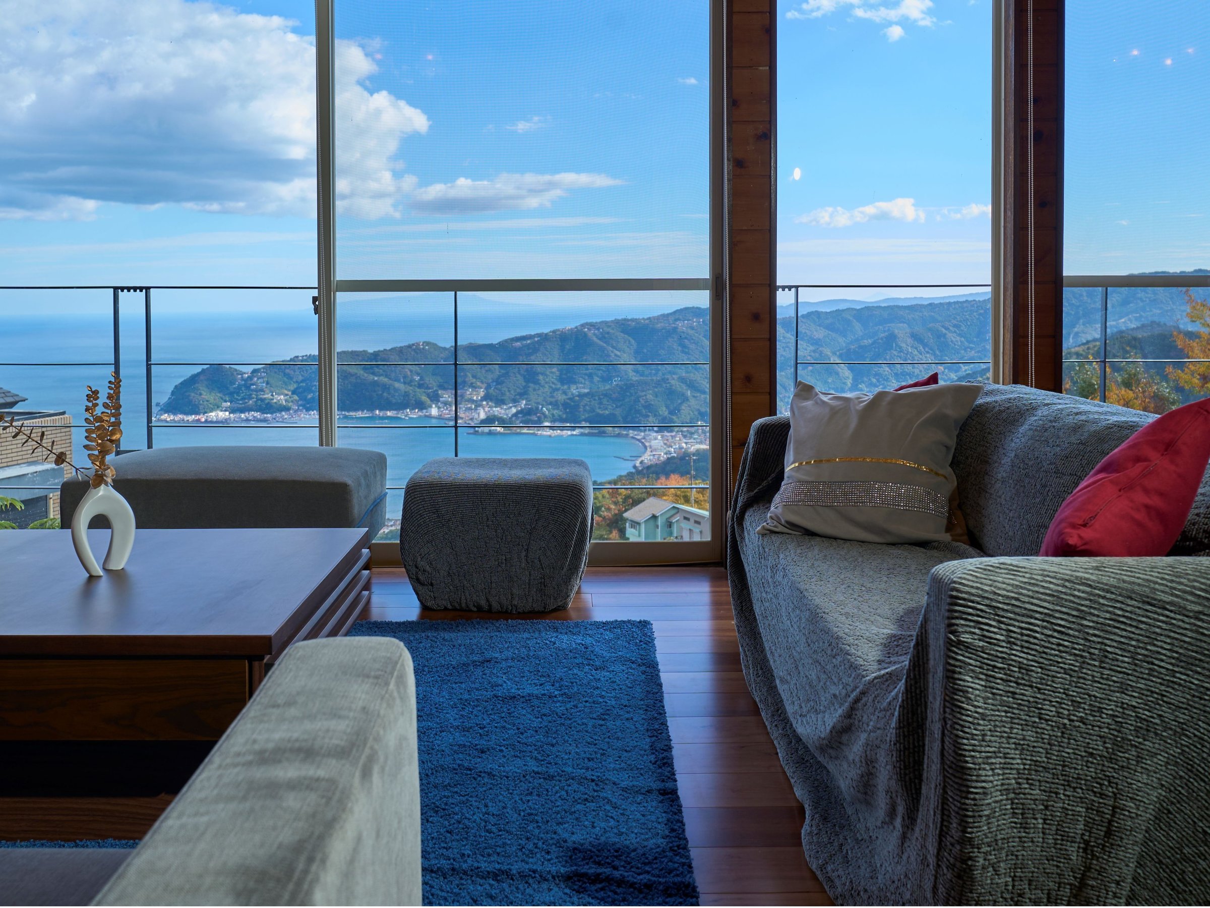 �y���r���O�z�傫�ȑ����猩������C�ƎR���݁B�J�������ӂ�郊�r���O���ґ�Ȏ��Ԃ��B