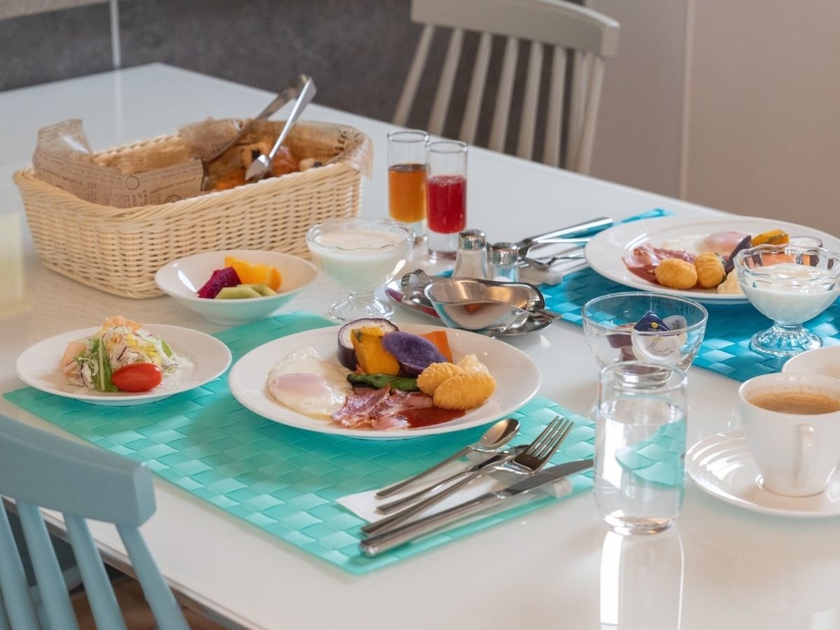 スタッフがお部屋までお運びする優雅な朝食