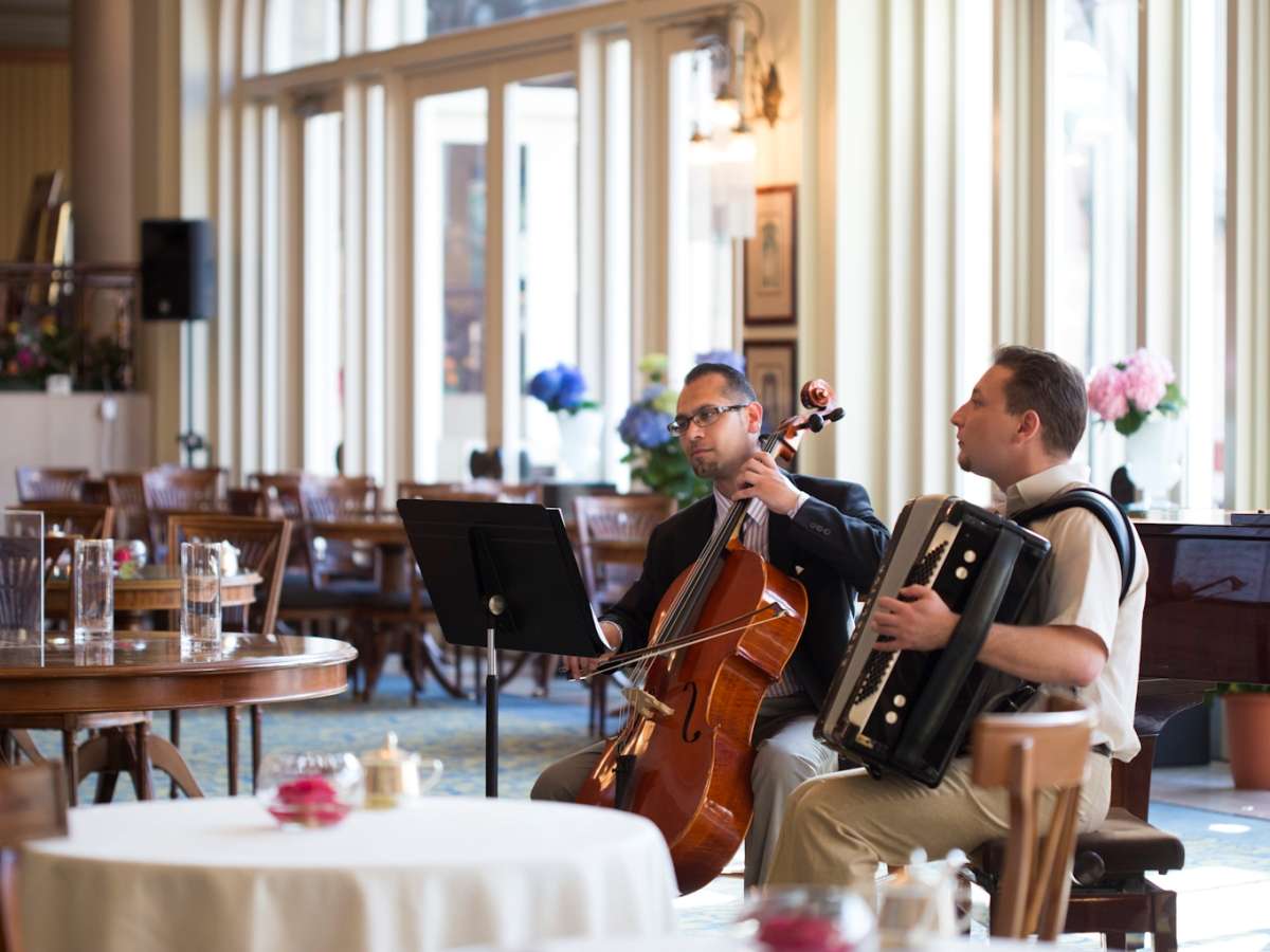 【アンカーズラウンジ】ラウンジでは生演奏を聴きながら優雅なティータイムを…