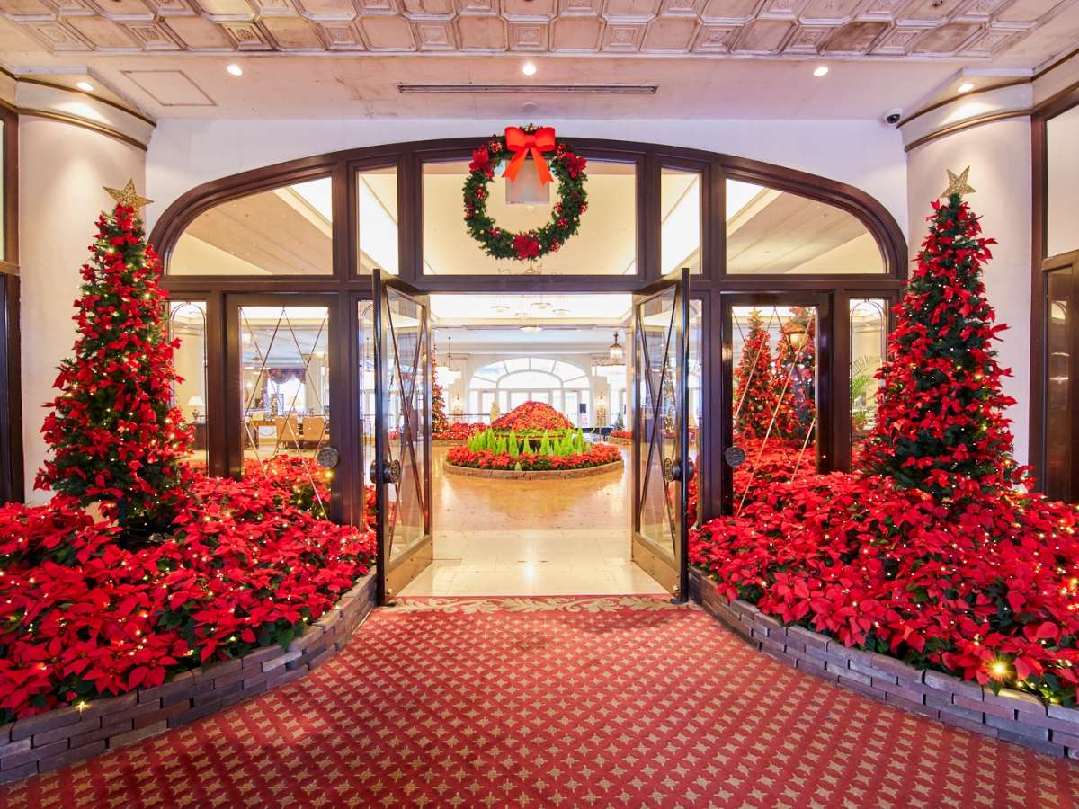 【ホテルロビー】季節により様々なお花がロビーを彩ります。