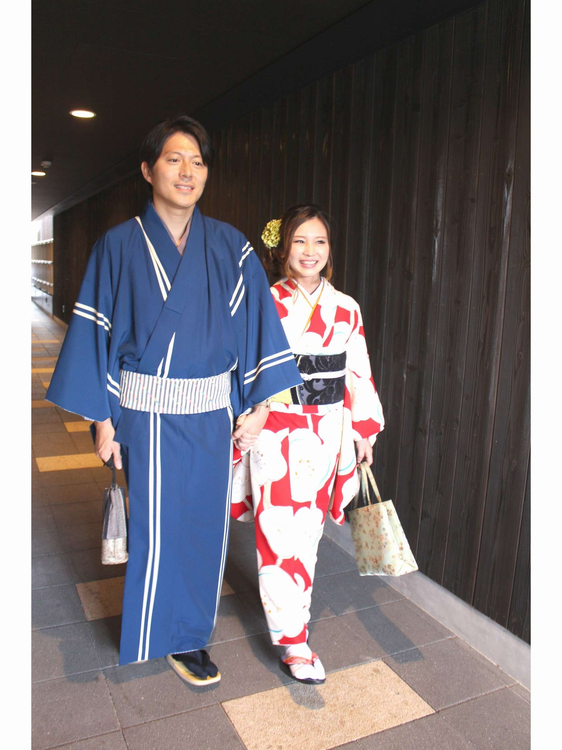 �����𒅂ċ��s�U��ց�i�����^�������X�����Љ�Ă��܂��j