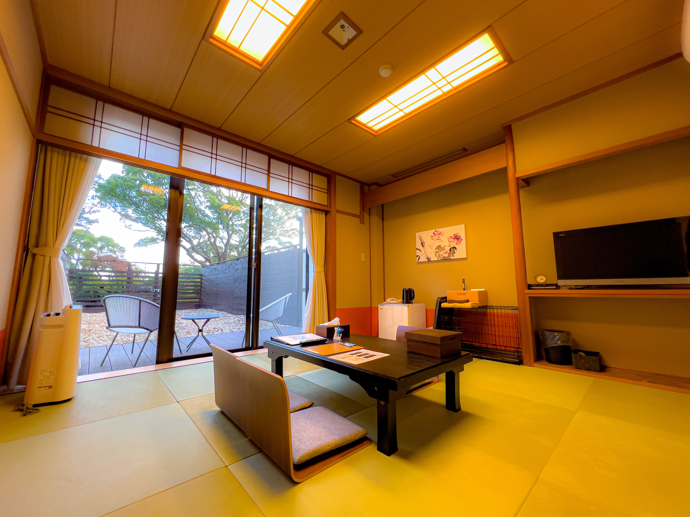 落ち着いた灯りの和室。プライベートドッグラン付き。ドッグランはすぐ横!