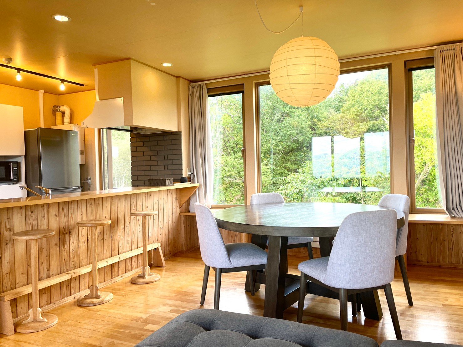 �J�E���^�[�L�b�`���Ƒ傫�ȑ���������������ޖ��邢�_�C�j���O�G���A