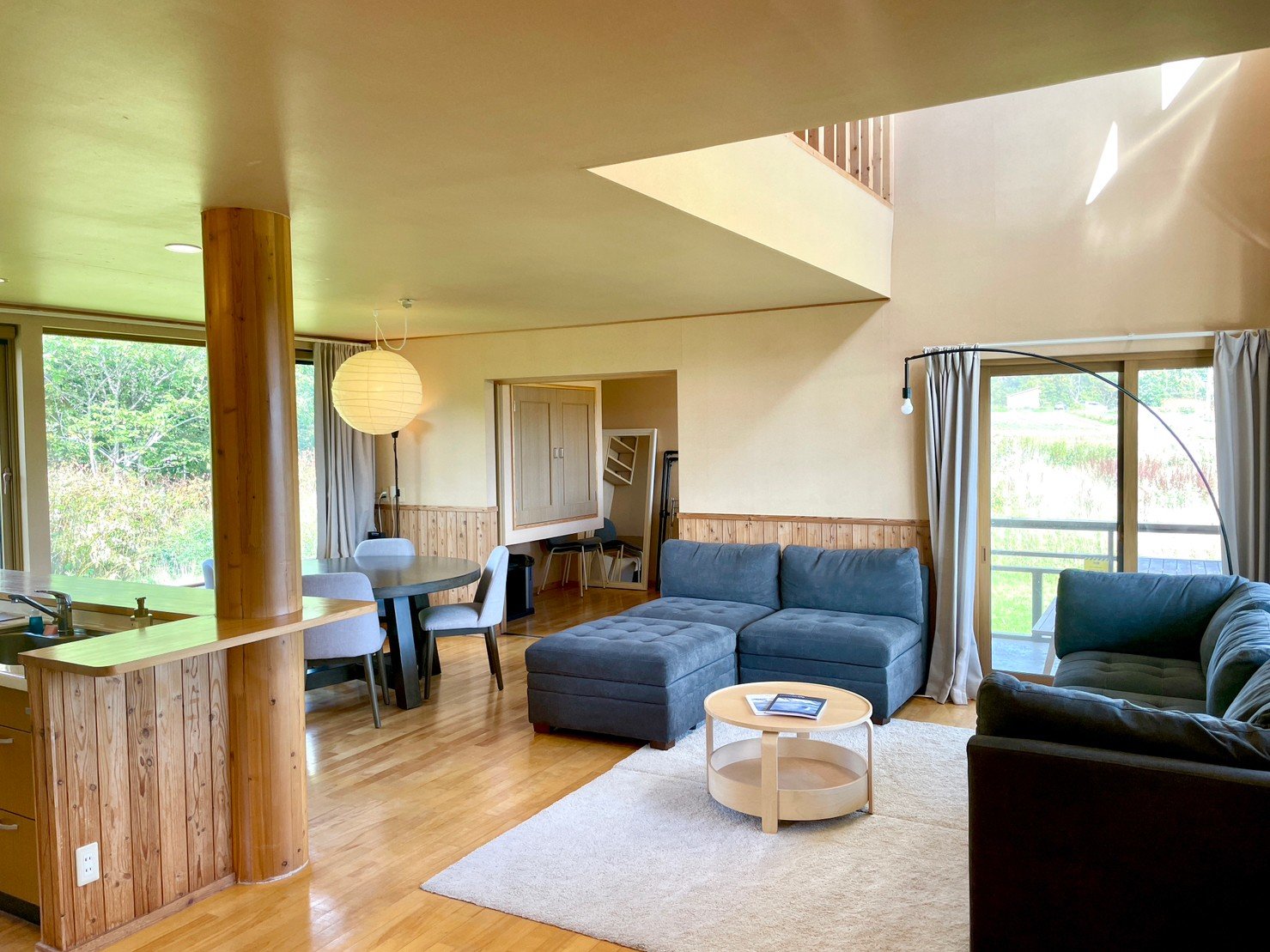 ��������������J���I�ȃ��r���O�ɂ͑傫�ȃ\�t�@������F�l�ł����났���������܂��B