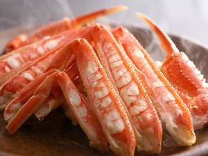 松葉ガニの陶板焼き。熱いうちにどうぞ。